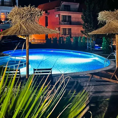 Queen, Saint Vlas, улица черно море 12 * Sveti Vlas